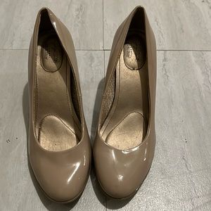 These are Jaclyn smith heels